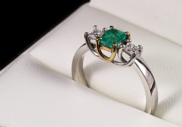 Smaragd gyémánt arany gyűrű 0.616