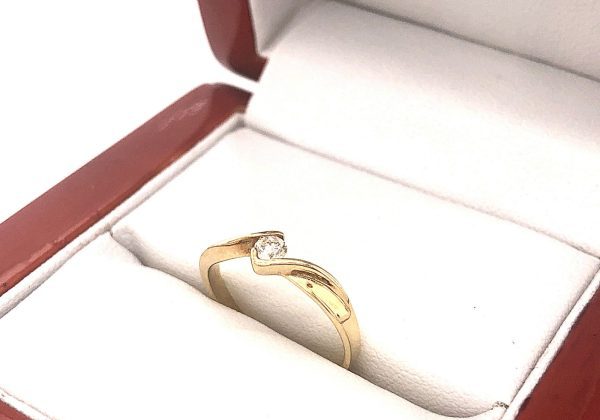 Sárga arany eljegyzési gyémánt gyűrű 0.118 ct- ban található gyémánt VS tisztaságú és I-J színű. A kő 0.118ct súlyú és briliáns csiszolású.